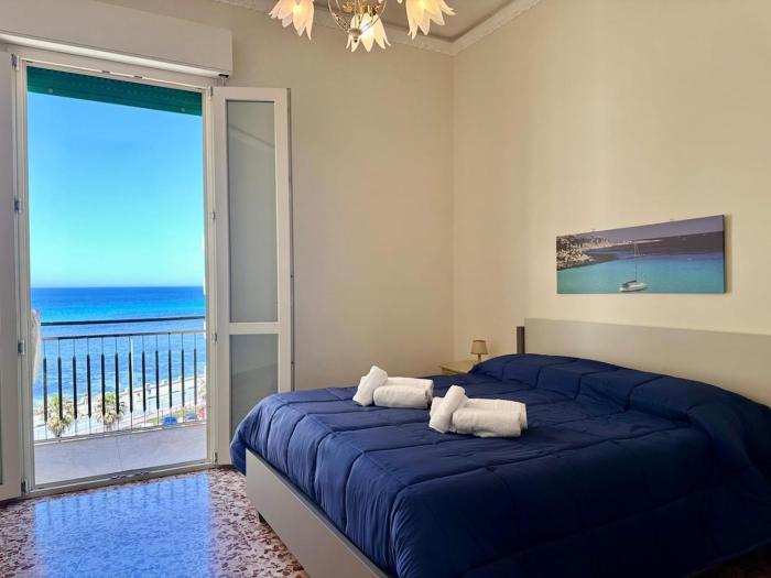 Vista Azzurra panoramic apartment overlooking the sea