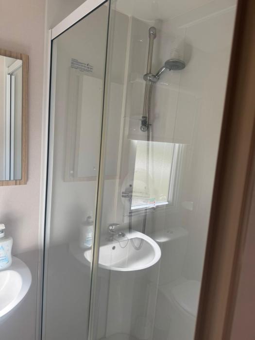 Cabin Sleeps 6 with WiFi