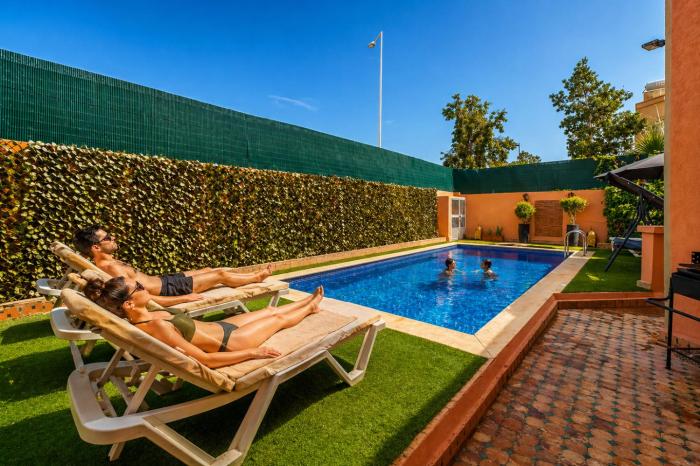 Quiet 3-Bedroom Villa with Private Pool, 20 min Airport
