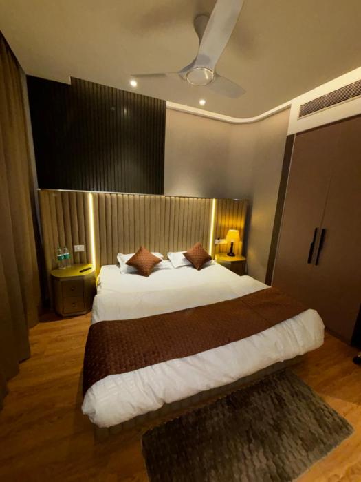 Sky-High Infinity Pool & Luxurious bedroom suite
