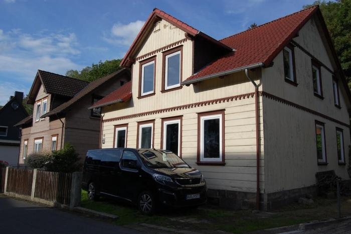 Grosse Unterkunft am Wald mit Garten und Parkplatz