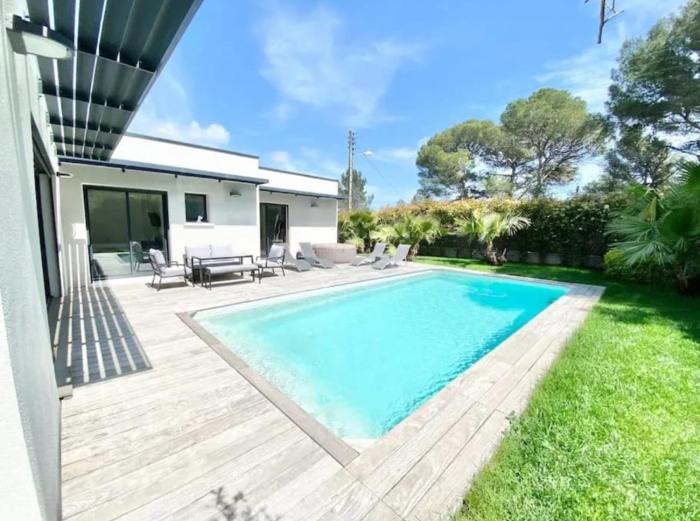 Luxurious air-conditioned 3-bedroom villa with swimming pool and garden