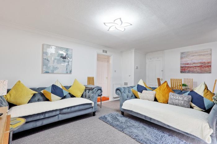 4-Bedroom House in Basildon Sleeps 8 I Free Parking & WiFi