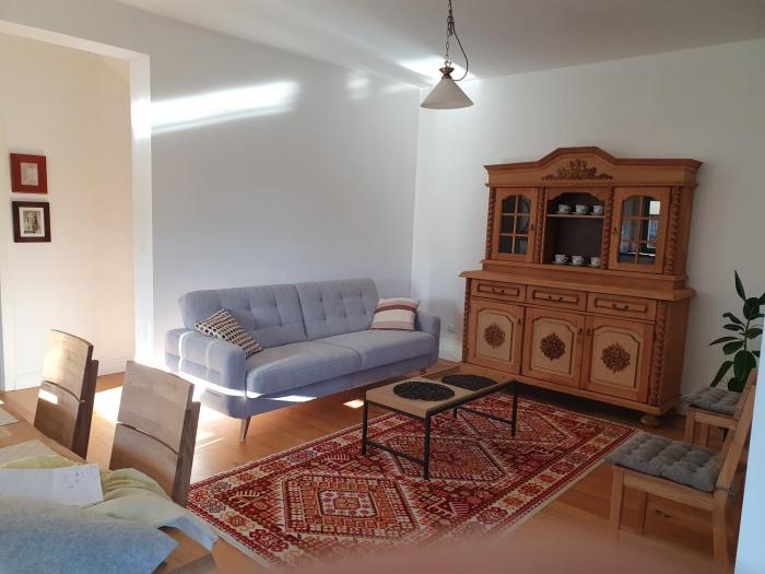 dom piętrowy, 3 sypialnie, salon, aneks kuchenny, ogród z zestawem wypoczynkowym, prywatny podjazd na 2 samochody, Wi-Fi