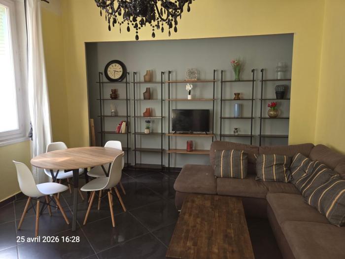 Intra Muros Thiers appart 8 pers 3 ch climatisé Wifi tout équipé parking proche