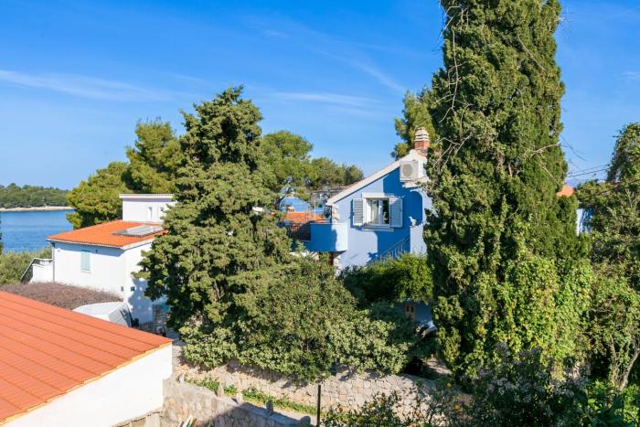 Apartments by the sea Maslinica, Solta - 14748