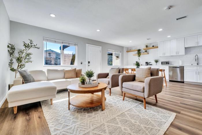 4 min from UCR, 3 bedrooms, 2 bath, newly renovated, academic loft