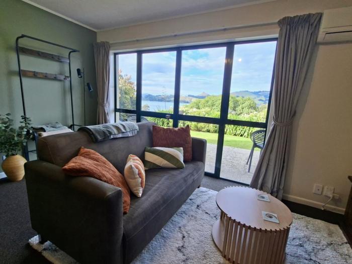 2-bedroom harbour view apartment with parking, 8 mins to Dunedin
