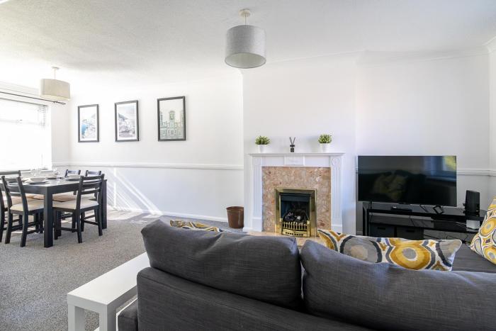 Bright 2BR House with Garden & EV Parking Sleeps 5