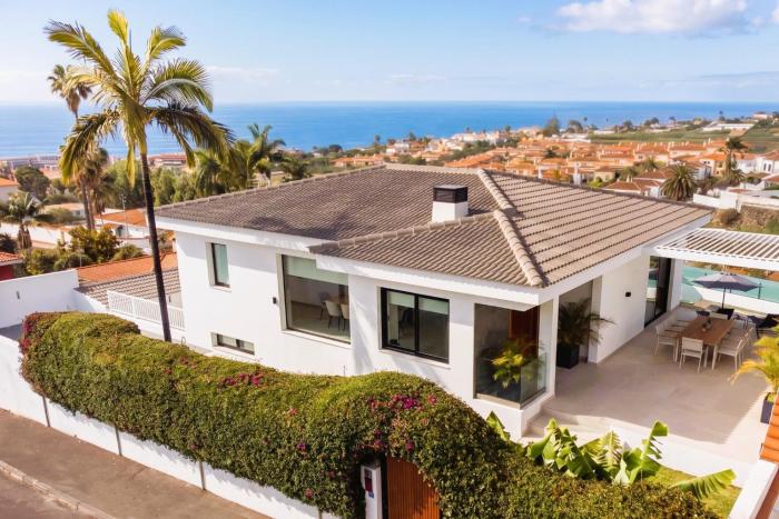 Villa Brisamar mit Meerblick und beheiztem Pool