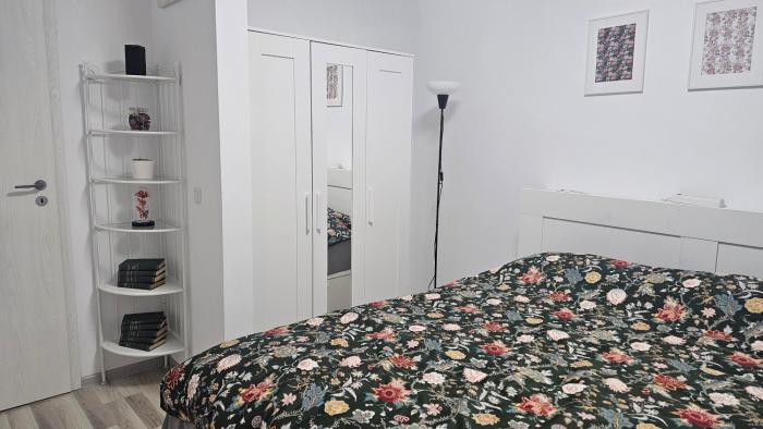 Modern Family Apartment, Free Parking, Balcony, Sleeps 5