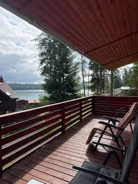 Domek nad jeziorem na Mazurach z kominkiem