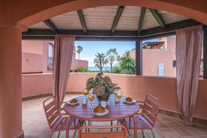 Encantador apartamento con balcón, piscina y vista al mar