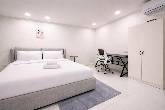Omni Tower Condo with City Skyline Views in Bangkok Nana