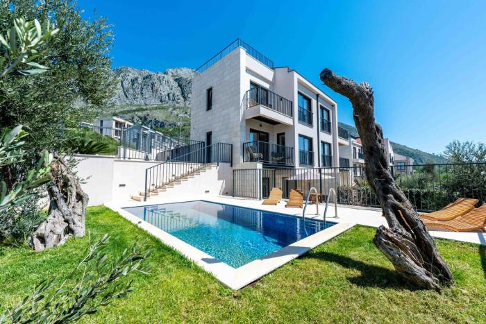 Villa mit Pool und Meerblick an der Budva Rivera