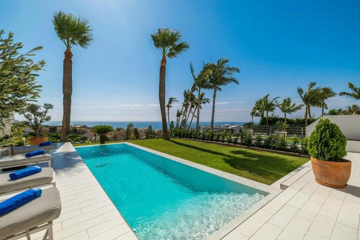 Avant-Garde Villa In Reserva Del Higuerón, Malaga