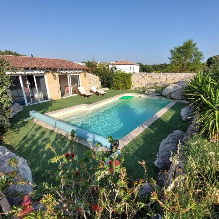 Independent air-conditioned studio-swimming pool