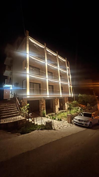 Nikos Hotel and Apartments