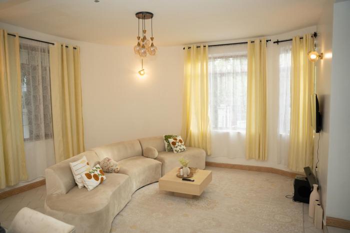 Njiro Executive 4BR Villa with Balcony Views and office