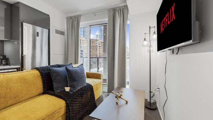 Prime Location 1BR with Queen Bed - Near Dundas Square