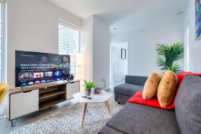 Modern 2BR Suite with 2 Queen Beds - Downtown Toronto