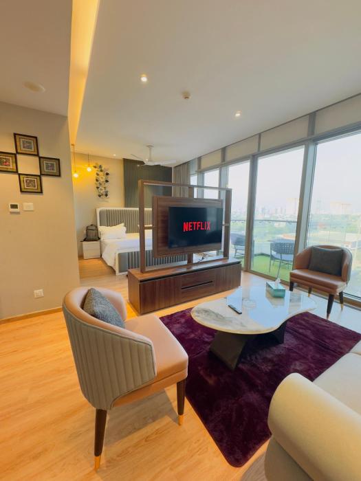 Silver Studios With Infinity Pool & Gym