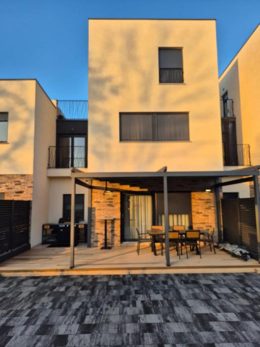 House AGAPE near Zagreb with rooftop jacuzzi