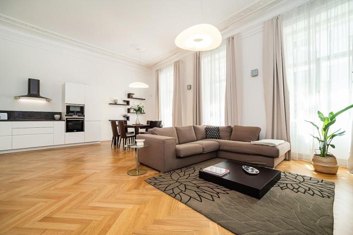 Elegant design 2BDR Apartment in prime location