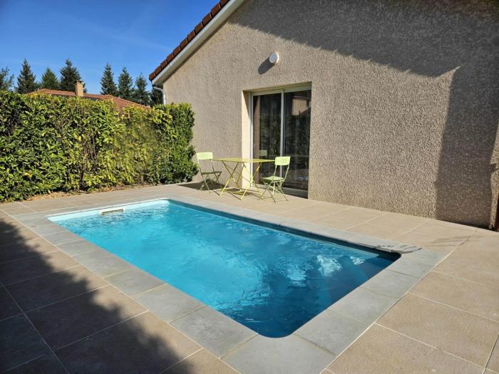 Maison très bien équipée avec piscine et au calme