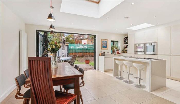 3 Bedroom house Chiswick with parking