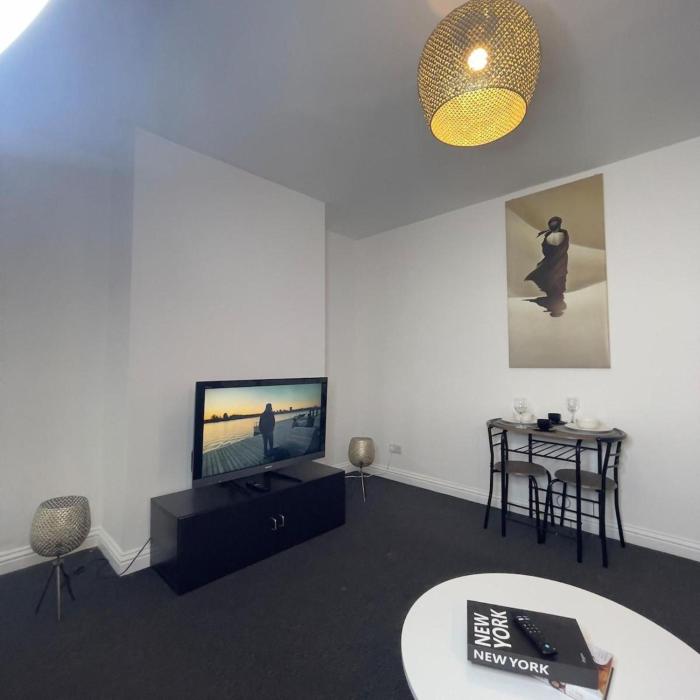 Apartment Sleeps 2 - Free Street Parking
