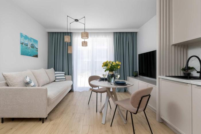 Stylowy Apartament z Tarasem i Parkingiem Blisko Plaży by Noclegi Renters
