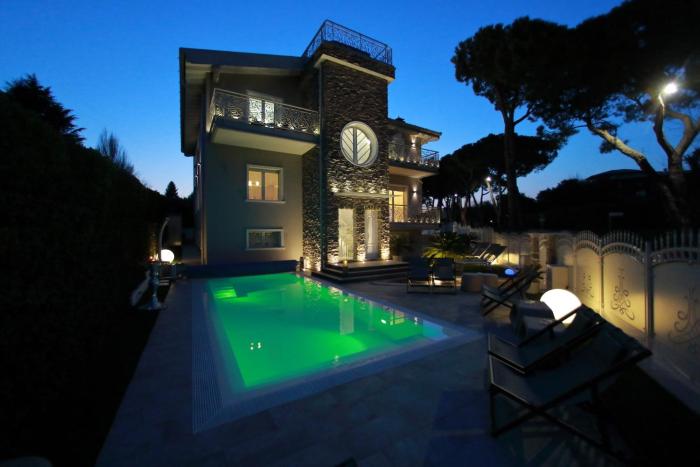 BELLAVISTA EXCLUSIVE B&B in zona centrale con piscina riscaldata-Jacuzzi vista lago LA COLAZIONE viene servita in una pasticceria esclusiva in centro-vicina alla struttura-animali di piccola taglia ammessi su richiesta