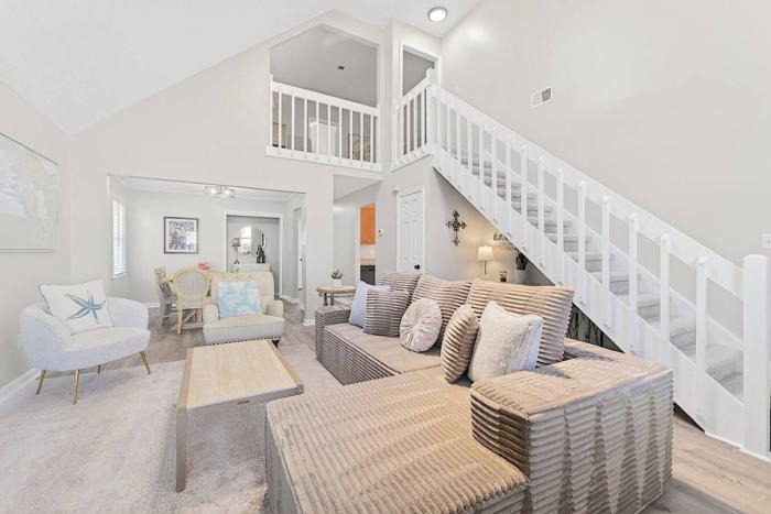 Newly Renovated VB Retreat Home Comfort and Spacious