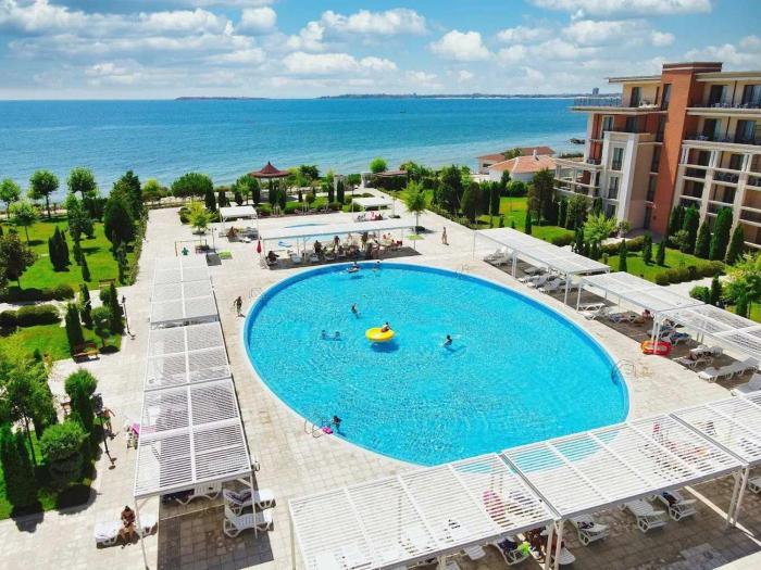 Bright and Spacious Beachfront Apartment with Sea View by Flat Manаger