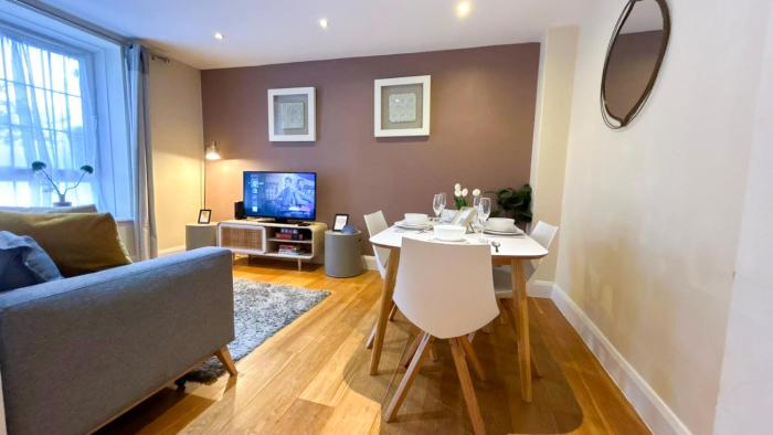 Modern 2BDR Vauxhall Flat with Wi-Fi, Washer, Dryer near the Kia Oval, Battersea & Nine Elms