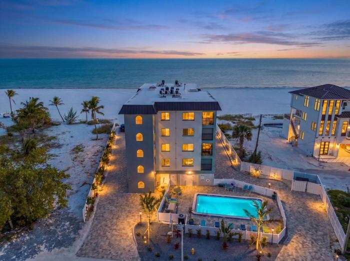 Beachfront Escape with Pool, Tiki Huts & Stunning Gulf Views - Casa Bleu - Roelens