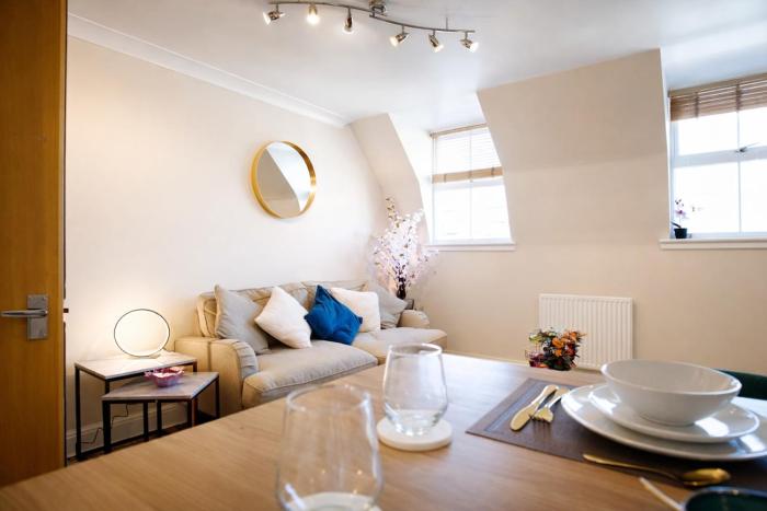 Premium Tower Bridge Stay with City View and Pool Table