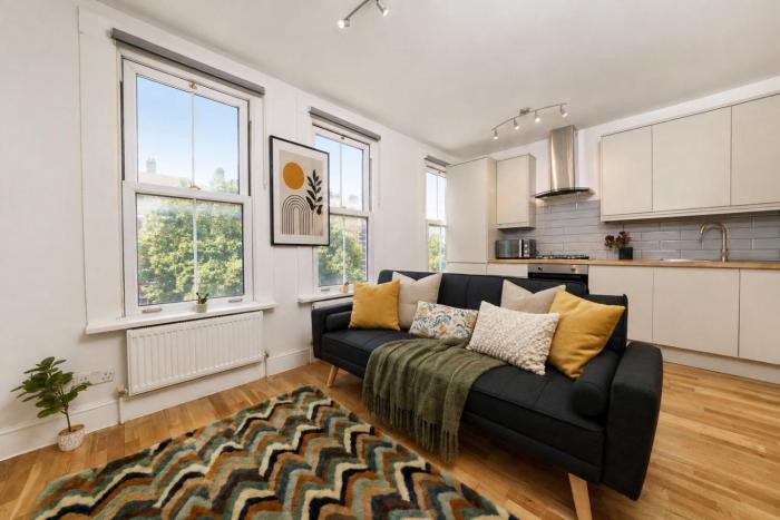 Sleek London Stay for 4 Fast City Access