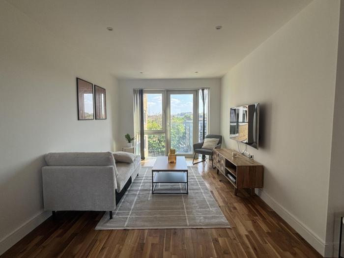 2 Bed 2 Bath Flat near Clapham Junction with Parking
