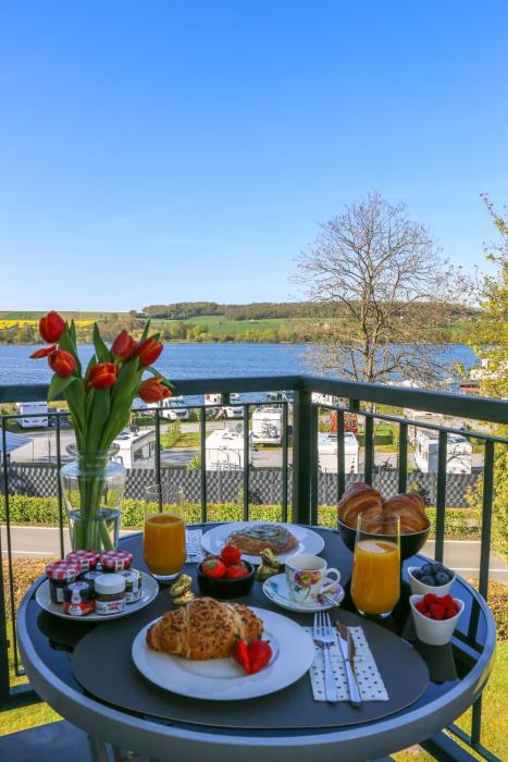 Design-Ferienwohnung direkt am Möhnesee - mit Seeblick, Balkon, Pool und Sauna