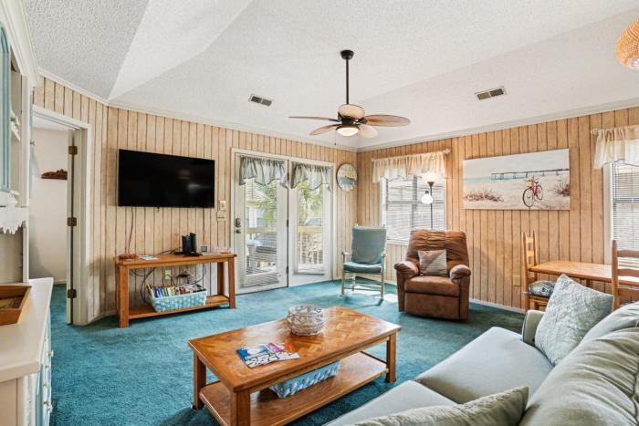 Nostalgic Beach Cottage. Unplug near beach with pools