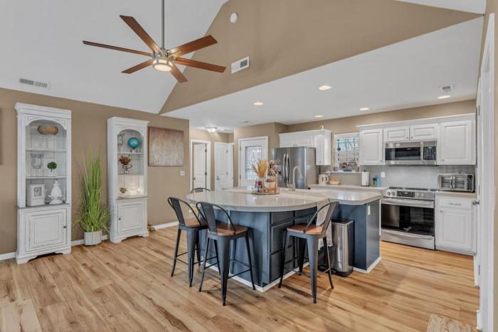 Pet-Friendly 3BR Home, Fenced Yard, Near KC