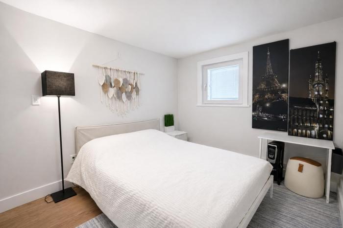 Bright Modern 1-Bedroom Suite near YVR with Private Entrance & Laundry