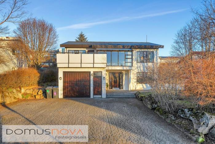 Spacious private upper floor with sunny balcony
