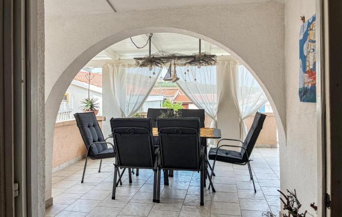 2 Bedroom Amazing Apartment In Vir