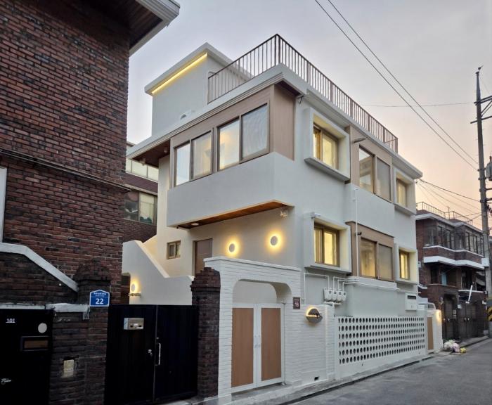New l Hongdae 3BR l 4 Queen Beds l 5min walk