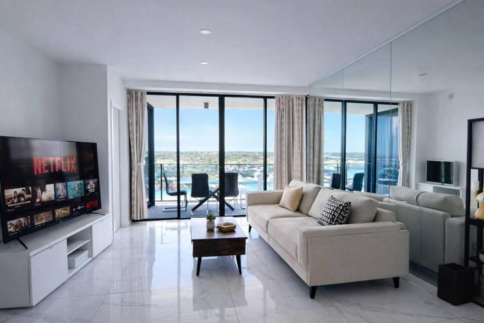 Skyline & Sunshine - 3BR Waterfront Apt in Biggera
