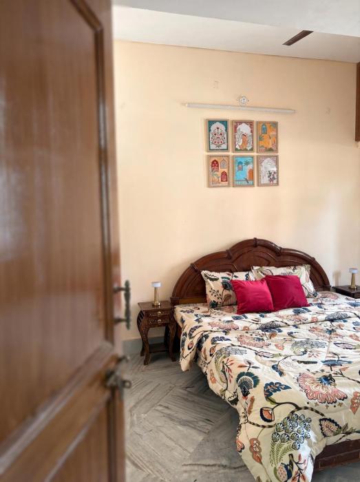 Pyari Kunj Homestay , Near Bankey Bihari Temple