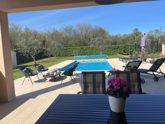 House Nina with heated pool near Pula